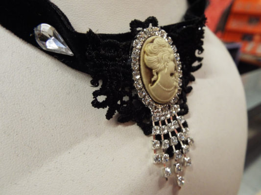 Choker Gothic Necklace Vintage Pendant Velvet Queen's Head Fashion Jewelry Collar Crochet