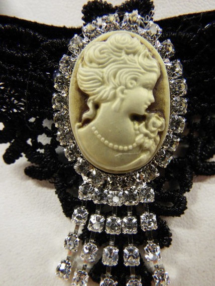 Choker Gothic Necklace Vintage Pendant Velvet Queen's Head Fashion Jewelry Collar Crochet